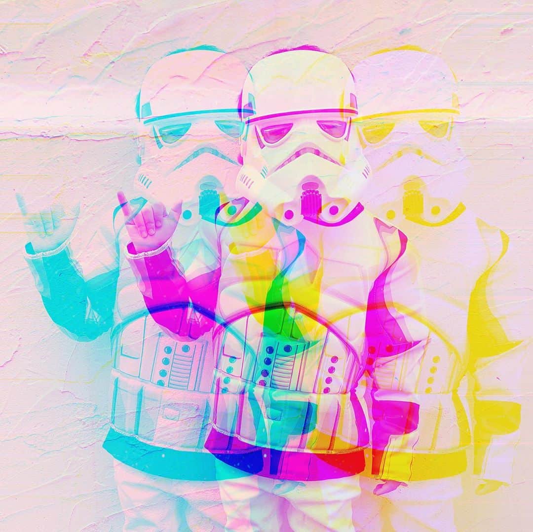 のインスタグラム：「Happy 🎃 Halloween!! This year, our mini me dressed up as Storm Trooper from Star Wars!! Thanks to Amazon for next day delivery 😂📦 Btw, did you watch Madalorian Season 2 Chapter 9? 今年のミニミーのハロウィン衣装は#starwars #stormtrooper  アマゾンプライム発送で助かった😭ちなみに、Mandalorian Season 2 スタートしたね😍✌️見た人？」
