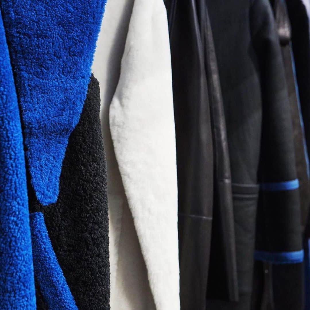 イネスエマレシャルさんのインスタグラム写真 - (イネスエマレシャルInstagram)「🖤 BLUE AND BLACK COLLAB 💙 WITH YUN KEE JEONG @boontheshop_cheongdam #yunkeejeong #sustainablefashion #fashion #collab #musthave #winter #autumn #luxury #prestige」10月31日 3時32分 - inesetmarechal