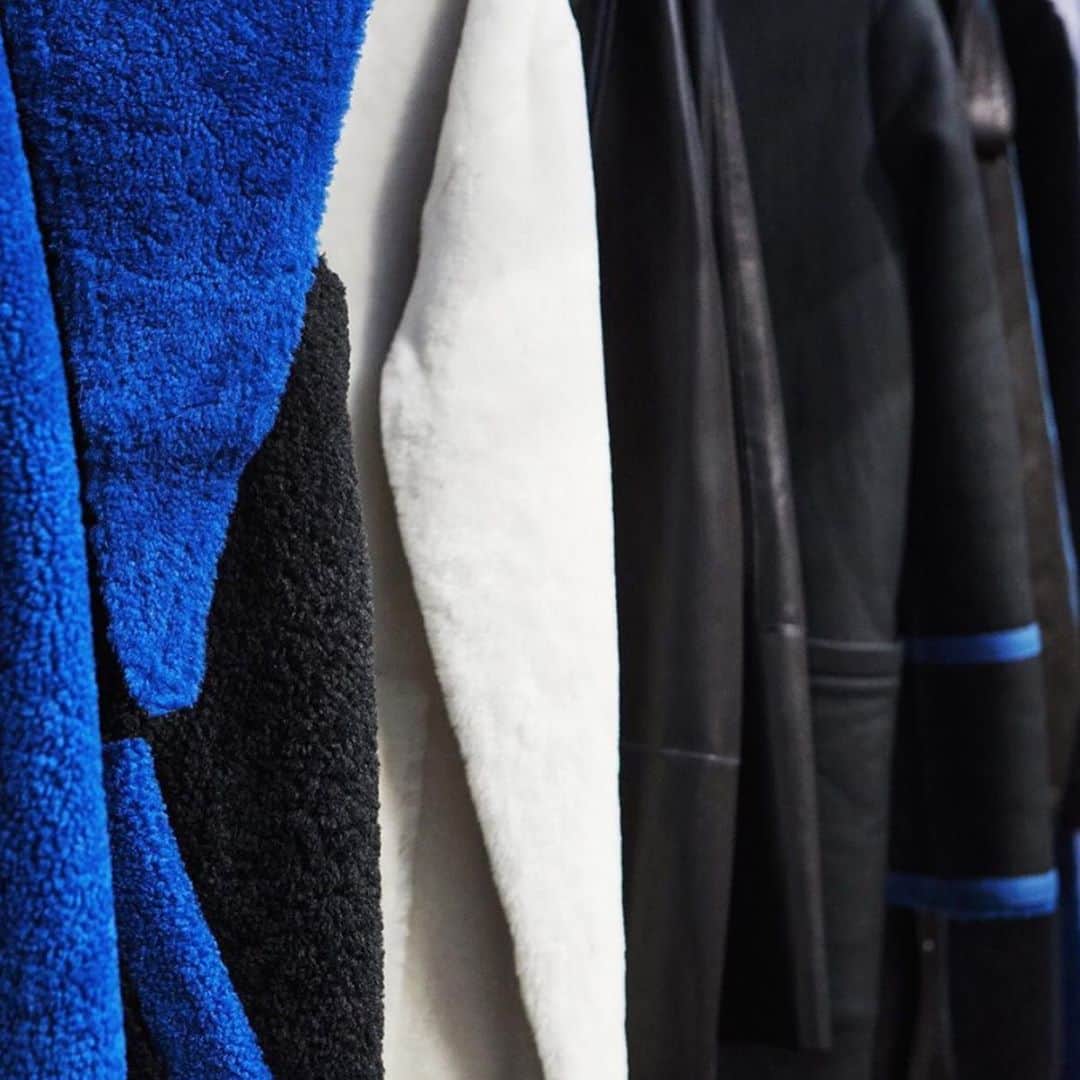 イネスエマレシャルのインスタグラム：「🖤 BLUE AND BLACK COLLAB 💙 WITH YUN KEE JEONG @boontheshop_cheongdam #yunkeejeong #sustainablefashion #fashion #collab #musthave #winter #autumn #luxury #prestige」
