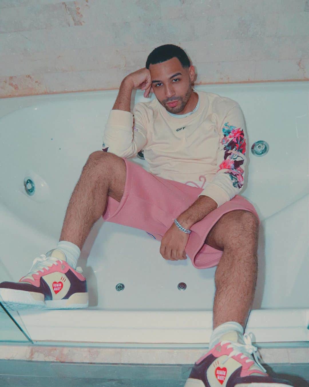 ダーウィンのインスタグラム：「You walk into your bathroom and you see me in the tub like this 🐯🛁」
