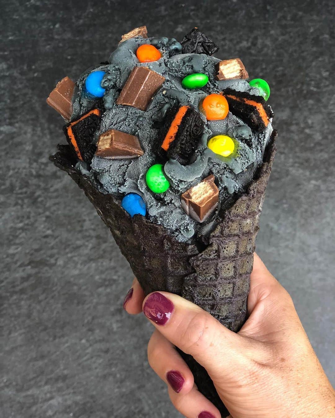 コールド・ストーン・クリーマリーのインスタグラム：「LAST CHANCE! Tomorrow is the last day to enjoy our Cake Batter Ice Cream™ turned BLACK! Try it today before it's gone 👻🦇🎃」