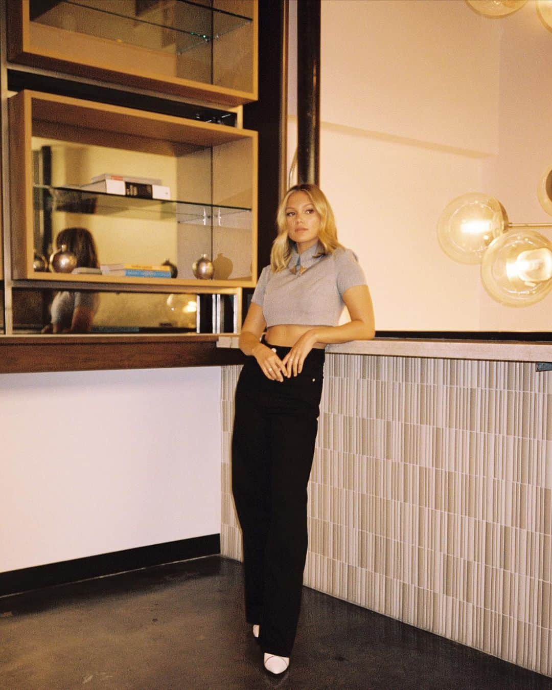 オリヴィア・ホルトのインスタグラム：「daddy long legs (but literally only in this photo, my 5’3 ass could never)」