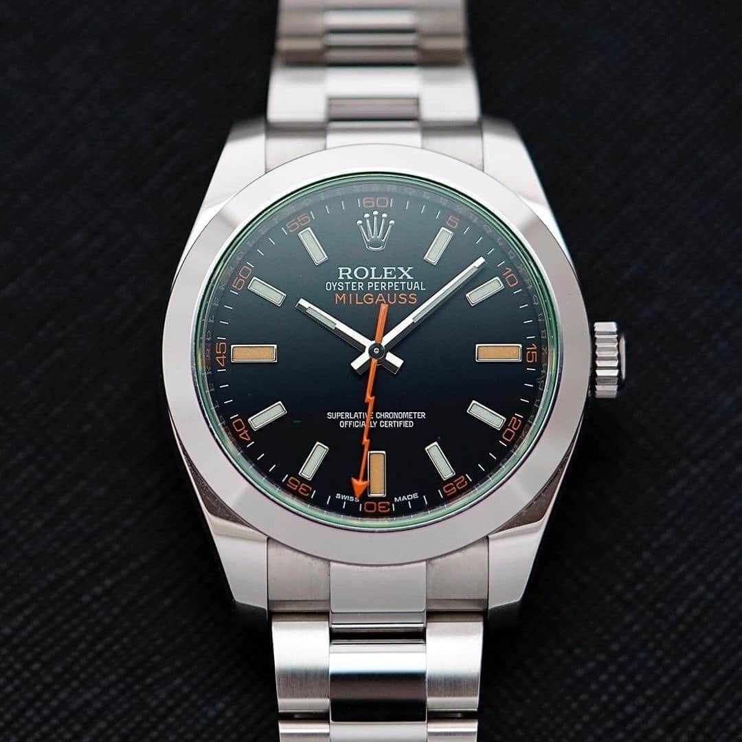 Daily Watchさんのインスタグラム写真 - (Daily WatchInstagram)「📍For sale! Did you know that the Rolex Milgauss is a scientist watch? A great timepiece, developed in 1956 to meet the demand of engineers and scientists. Being able to resist magnetic fields of 1000 gauss (“mil gauss”) the watch tells a great story. The current reference 116400 is a good example of a #RolexSleeper: just below the radar and therefore available and relatively affordable. Our partner Watchbox has a white dial available today, and when using the code “dailywatch” in the check-out you will get $400 discount 🔍👀 Link in bio or click the product tag #Rolex #Watchbox」10月31日 3時46分 - dailywatch