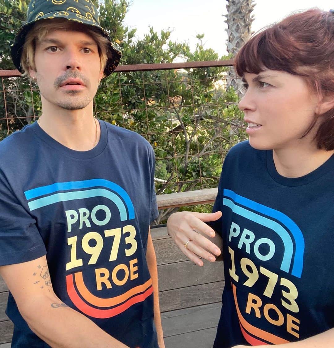 グループラブのインスタグラム：「it’s more important than ever that we stand up for women’s health and protect their right to choose what happens to their bodies. proud to support @noisefornow. if you wanna join the fight with us, grab one of these shirts and 100% of the proceeds will go towards your local planned parenthood. link in bio ❤️」