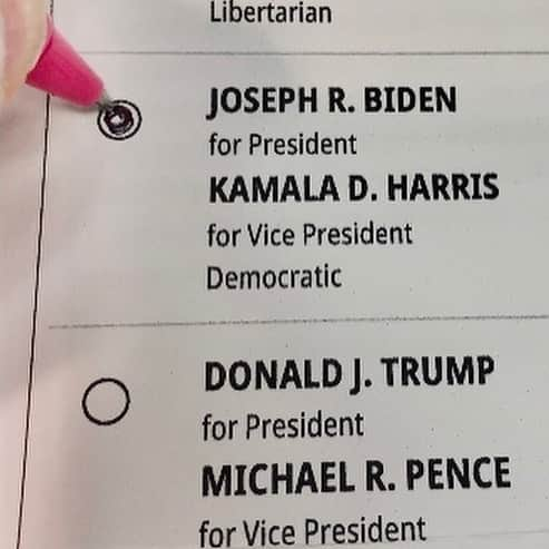 エリザベス・ロドリゲスのインスタグラム：「I need to share this journey with you all. I’m currently not in CA (where I am a resident) so a friend FedEx my voting package to me. I was very concerned that it wouldn’t get back to CA promptly so I Fed Ex it to another friend “overnight” so that she would put it in a ‘Drop Off Box’. I checked in with her and asked if she had received the package. She had received a  notification that it was delivered but she hadn’t gotten her mail. I was trying not to push her to get it ,as she was doing me a favor ( to her defense, she has done me many favors and she has been insanely busy and overworked) but I was freaking out inside. I texted her again with a “friendly reminder” the next day. Then this past Monday my biggest fear happened. MAIL HAD BEEN TAKEN FROM HER BUILDING. When we spoke she was stressed out , spending all morning trying to find it and figure out next steps. My ballot was found in the  street and had been tampered with.  I hung up in a Total Panic , started researching and spoke to someone in Sacramento that said it was too late to have another sent and gave me another number that got me no where.  I started to look for a flight  back to LA so I could vote in person. I became really emotional and could not stop crying. It triggered  a lot for me as a Latina woman from a broken, lower working class home,around people that were convinced they had no power.  I NEEDED to be part of this election more than anyone before.  I spoke to her again about an hour later and She had spoken to someone at a voter’s registration office that told her as long as my signature matched (luckily that part of envelope was intact!), she could put it into another envelope and drop into “Drop Box”. I have been distressed all week about this but I woke up to an email that said “IT WAS RECEIVED AND WILL BE COUNTED” #VOTE #vota #BLM #shesepuede #latina #latinx #voteforchange #integrity #votehimout #thefuture」