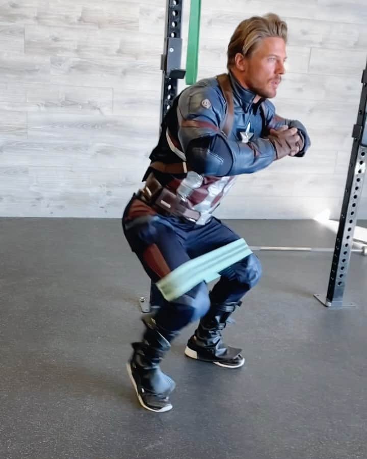スティーブ・クックのインスタグラム：「That’s AMERICA’S ASS. Superhero booty workout- If you wore  spandex 90% of the time you would make sure that ass was in shape too! 😂 Thanks @whitneyysimmons for letting me copy your workout! Happy Halloween 🎃 @marvel」