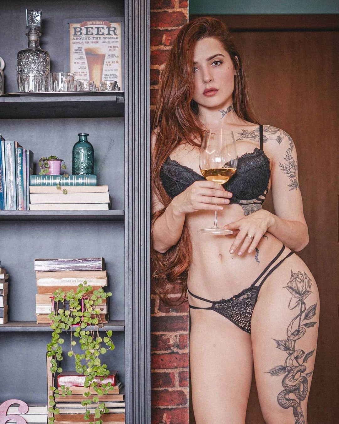 Anna Vargasのインスタグラム：「Recebo perguntas sobre as minhas medidas e os meus hábitos pra manter o corpo que tenho hoje.🤔 Não sou uma musa fitness e nem estou na minha melhor forma. Na verdade, acho que meus maiores trunfos são a genética boa e a vasta experiência com produção e edição de fotos... Mas vou falar aqui do pouco que faço: Tenho 33 anos. 1,68m de altura. 100cm de quadril, 65cm de cintura, 95cm de busto (400ml de silicone). Hoje peso em torno de 60kg E meu corpo está com mais ou menos 22% de gordura corporal. O que é até bem saudável pra uma mulher. Nunca engordei nem emagreci muito. Mesmo na gravidez, aumentei só 7kg e 1 semana após o parto já estava no meu peso habitual. Não fiquei neurótica com isso, apenas continuei treinando normalmente (até 2 dias antes do parto estava na academia puxando ferro) e meu paladar estava favorecendo alimentos cítricos e rejeitando alimentos gordurosos. Como eu disse, é genética. Mas também um conjunto de hábitos já tão consolidados que eu nem noto mais. Exemplo: Eu nunca como grandes quantidades de comida nenhuma. Dificilmente dou conta de matar um hambúrger sozinha. Faço várias refeições pequenas. Como devagar e mastigando muito bem. Amo comida saudável e colorida! Muita salada, legumes, frutas!!! Não tenho restrições alimentares e gosto de tudo. Procuro me exercitar com frequência. Não sou a pessoa mais disciplinada do mundo pra treinos, não sou rata de academia, mas gosto de me manter sempre ativa de uma forma ou outra. Adoro puxar peso, desafiar meu corpo, me sentir forte (mesmo sendo uma franga, seguimos na luta 💪🏻😁). Há uns 4 anos pratico airsoft e, quando bem feito, esse é um esporte que exige muito do corpo. Me estimulou a buscar melhorar o condicionamento físico. Não acho que preciso perder peso, mesmo vendo umas sobrinhas de gordura aqui, ali, algumas celulites aparentes... Preferiria que elas não existissem, mas não me importo a ponto de querer me privar de comer (e beber) o que gosto. Busco o equilíbrio entre saúde, estética, performance e prazer. Também tenho cá minhas inseguranças. Meu foco de treino no momento é melhorar a composição corporal (mais músculos e menos gordura) e ganhar mais força e resistência física. 💪🏻😊」