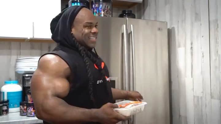 カイ・グリーンのインスタグラム：「‼️READ THIS‼️ If you’re looking to make a change then you have to understand that the one vehicle that’s going to get you to your desired end result faster than exercise is the food you put into your body. Confused on where to start? Don’t know what foods work the best based on your goals? @Trifecta makes meal prep simple and easy, the time and energy this service provides has been life changing!  Trifecta offers highest quality sources of macros and meal options that are based on solid nutrition and backed by science!! Every #Trifecta meal is made from scratch, just like you would prepare in your own home, only in much larger volume. Trifecta’s team is stacked too! I’m talking talented progressional chefs that use all organic ingredients, grass-fed meat and wild-caught seafood from all over the world.  Ok so you’re ready to start...the food is delicious...but how many meals should should you order?  1️⃣Order 1 meal per day if you already cook a lot! You already have most of your meals planned out but you need a few to supplement your diet. 2️⃣Order 2 meals per day if you still want to cook a meal a day. You trust yourself to do a good amount of healthy cooking and also want some quick and easy meals throughout the week. 3️⃣Order 3 meals per day if you’re busy and don’t want to cook any of your own meals. You want to get shredded quickly with no room for error on your part. 4️⃣Order 4 meals per day if you’re a serious athlete or a bodybuilder! If you find yourself spending over an hour every day  working out and you are looking to put on more lean muscle.  👉🏾GET MY MEALS - By Clicking The Link In My Bio Or Log On To trifectanutrition.com/kaigreene」