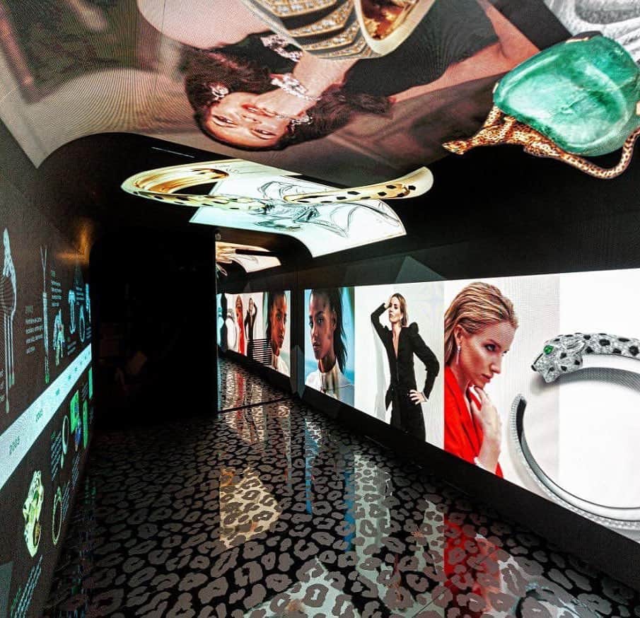 アナベル・ウォーリスのインスタグラム：「Cartier has created a beautiful immersive experience at @harrods with several rooms and to narrate the story of the famous range of jewelry: Upon arrival, guests will be greeted by Cartier bellboys (socially distant) and shown into a room clad in emerald green from floor to ceiling — a nod to the emeralds that always feature in Panthère jewelry. It’s such a pleasure to continue to collaborate with @cartier I feel fortunate to be a part of celebrating their incredible history. Enjoy the space!!!」