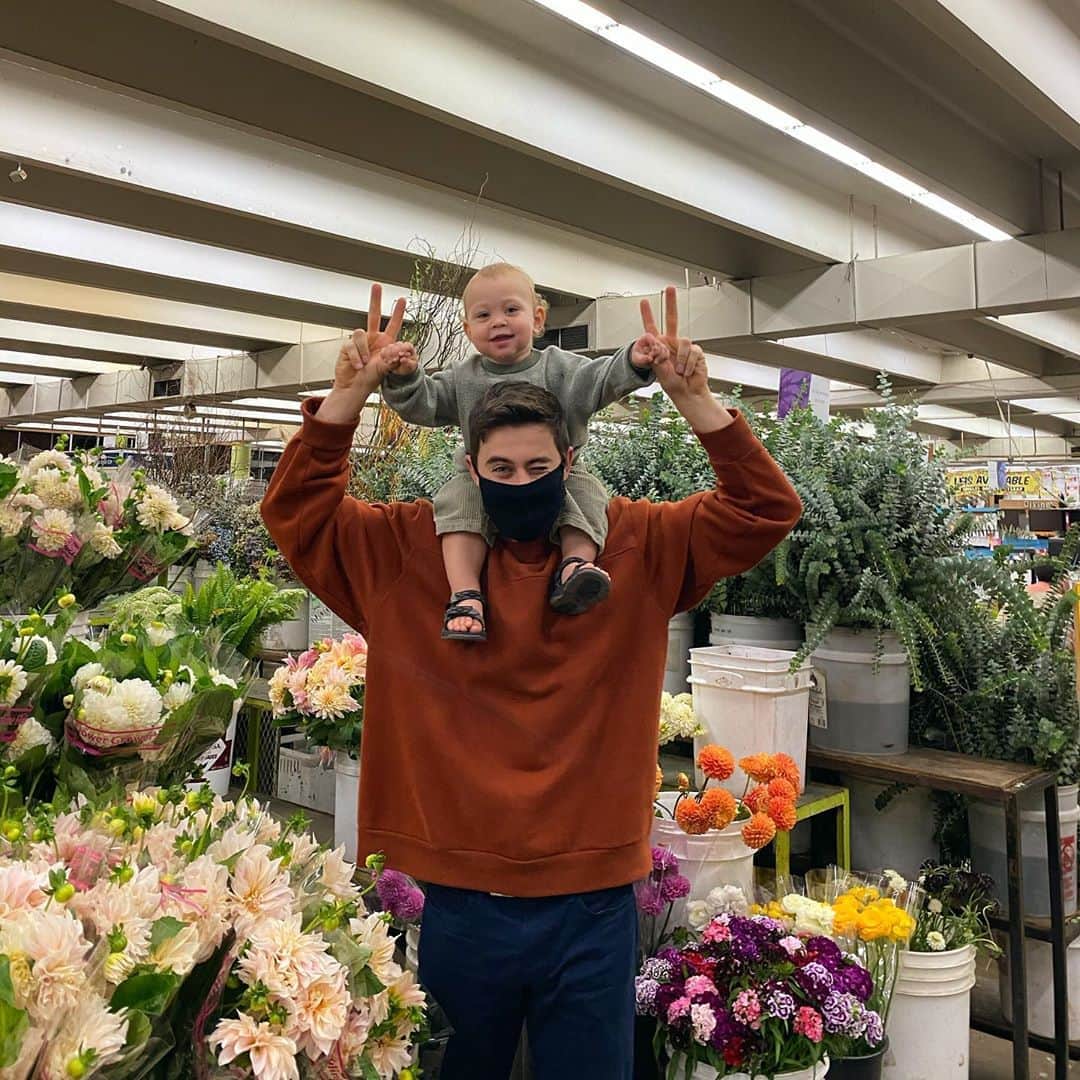 ナッシュ・グリアのインスタグラム：「✌️😉✌️✨🌿🌹🌸🌱🌼💐」