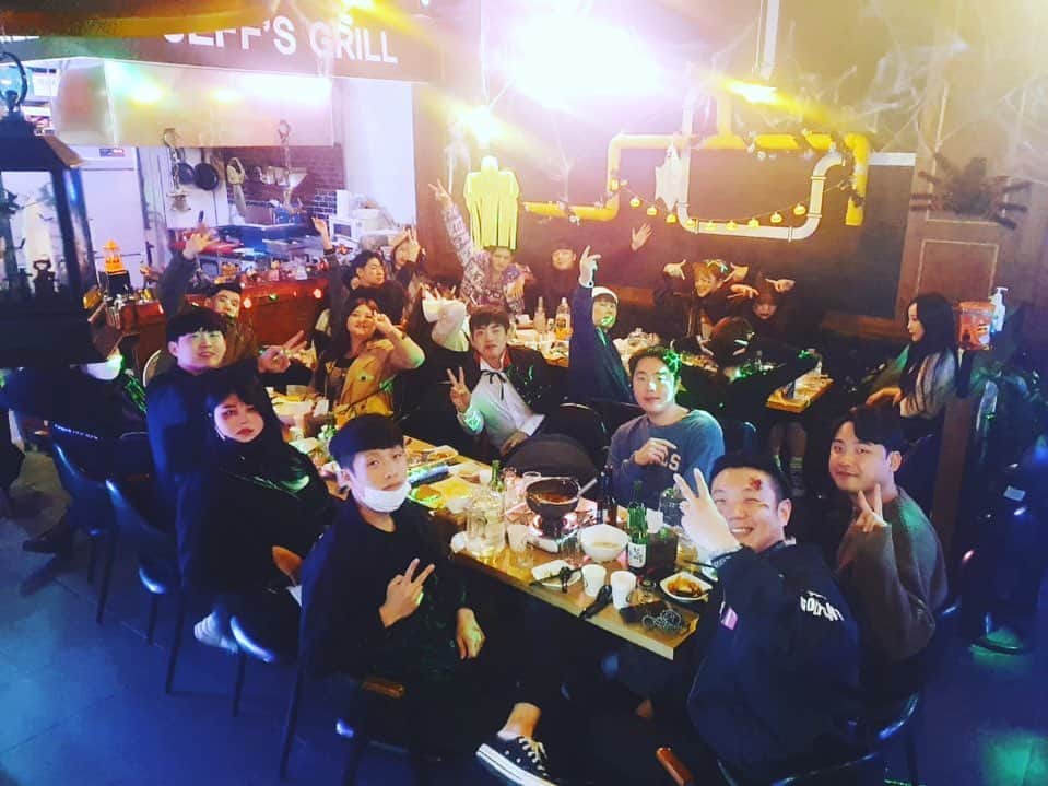カン のインスタグラム：「할로윈은 제프스그릴에서 보내세요 분장하고 오신분들 즐거웟습니다 (ps-분장시 10%할인이에요)」