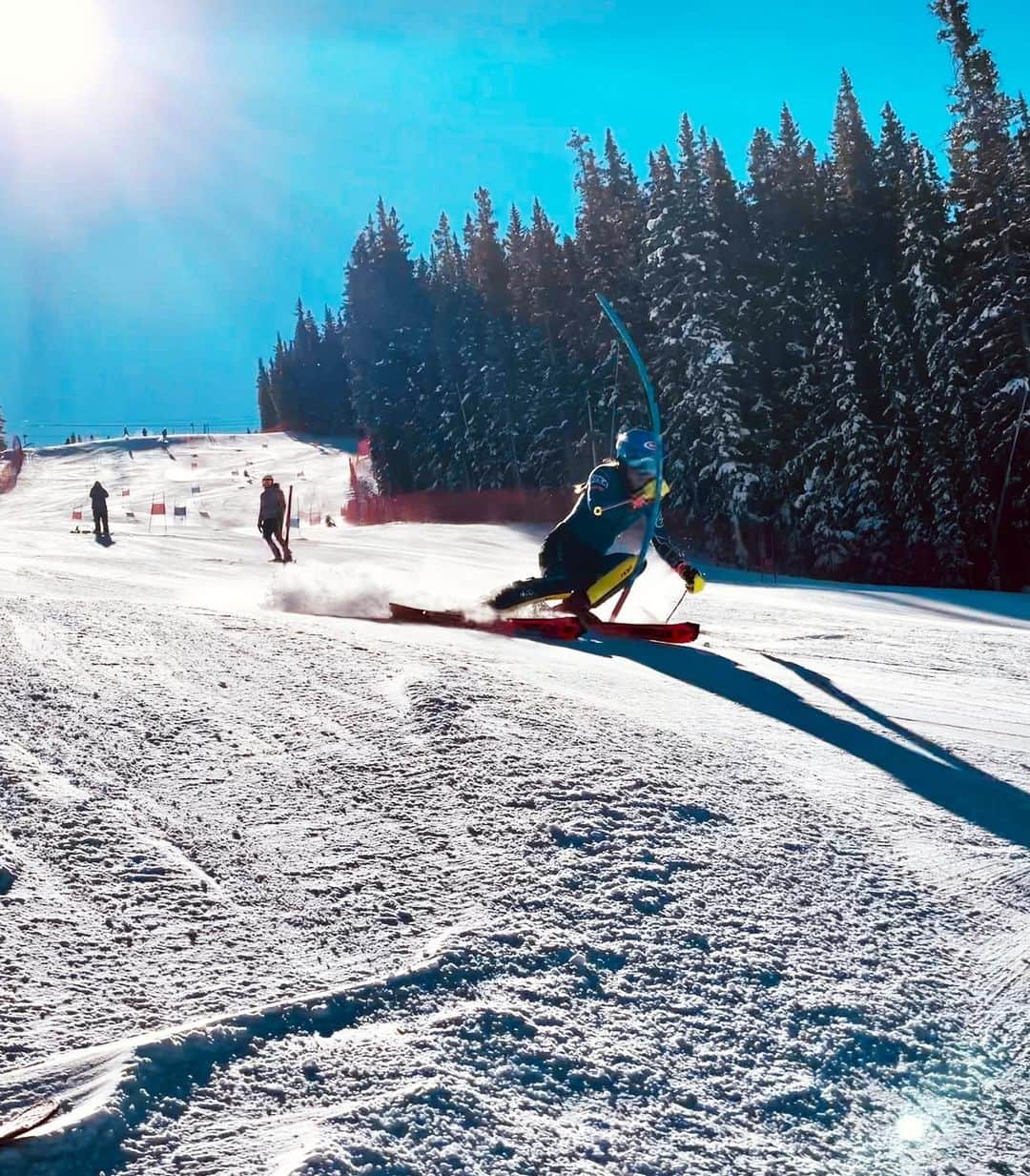 ミカエラ・シフリンのインスタグラム：「a small step, but a step nonetheless. (😻🙌) 📸 @strobljohann #weareskiing #stepbystep」