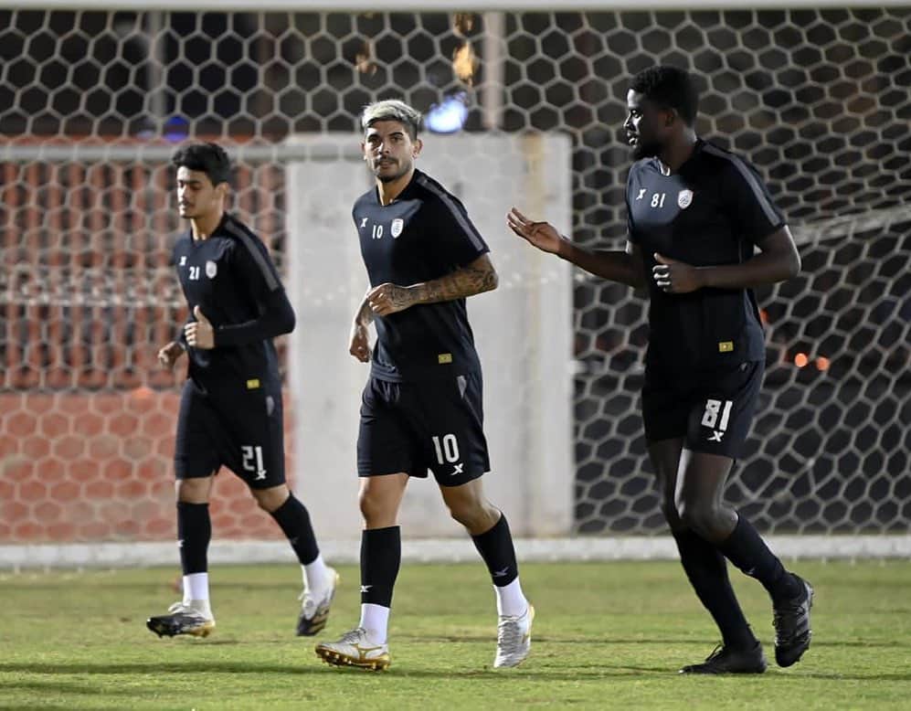 エベル・バネガのインスタグラム：「⬜️⬛️🟧 training💪🙏 @alshababsaudifc ⚽️」