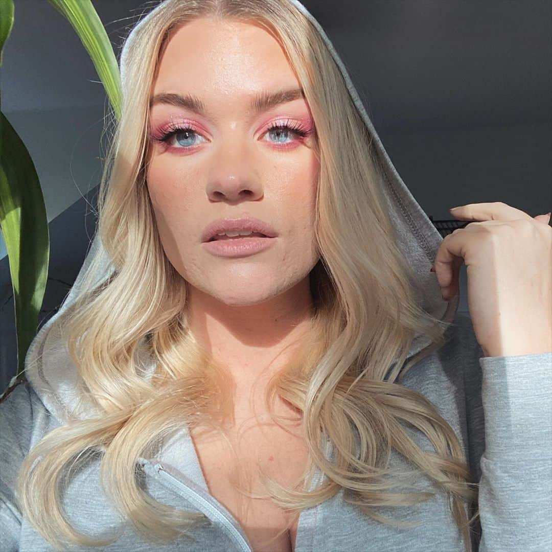 Samantha Ravndahlのインスタグラム：「the lovely @karlgbrown worked his butt off removing my extensions 😂😩 followed by a fresh cut and tone at the brand new @happybirthdaysalon 😭 so so proud of Karl and the gang on the grand opening of the most gorgeous salon ever 🥳」