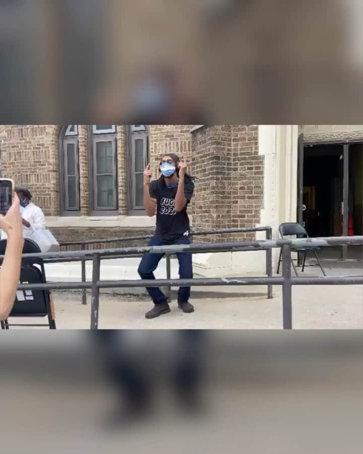ルピタ・ニョンゴのインスタグラム：「Blessing my timeline with these spirited voters! Get your #Jush on, and VOTE!! Thank you @Klinton_Cooper, @ResistanceRevivalChorus and Belinda for showing us how it’s done 🙌🏿 Videos via @JoyToThePolls and @Oprah」