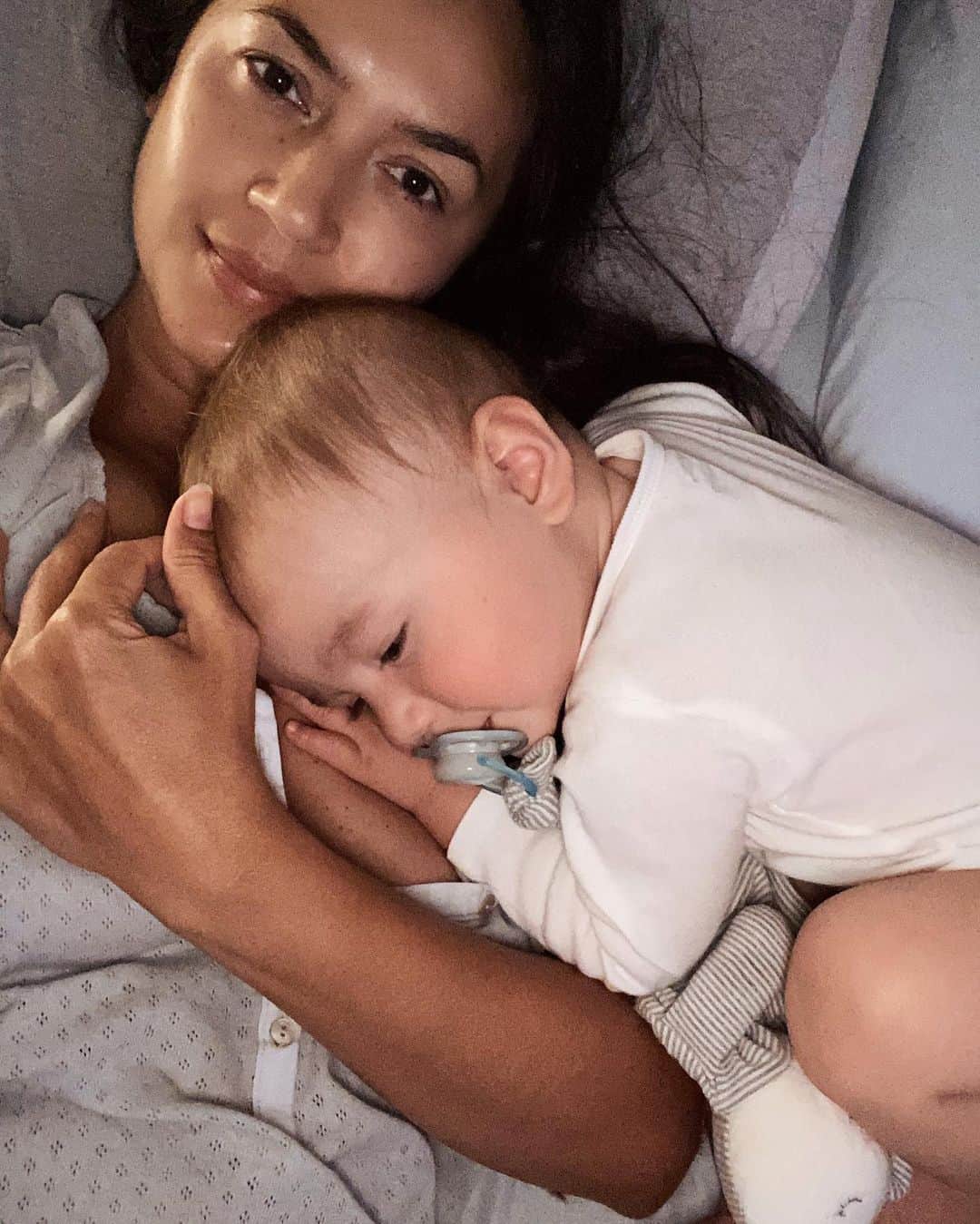 Bianca Cheah Chalmersのインスタグラム：「Good morning from tired us 😓. Sleep training this time around hasn’t been going well oddly enough. I don’t know why, but we will keep on trying. In the past when I’ve sleep trained him using the ‘Camp It Out Method’ it’s been a success. This time round, something’s just not right 🤔. I can’t even begin to sleep train him from when he goes down of a night. I don’t get it. Trying to eliminate everything that could be impacting his sleep, so it’s going to be a slow process. As much as I’d love to stay co-sleeping🥰, it’s just too tiresome for all of us. Oliver is a highly active sleeper which prevents Simon and I from getting a good nights rest. So wish us luck. Any advice please share 😩.   #sleeptraining #15monthsold #motherhood #momlife #mumlife」