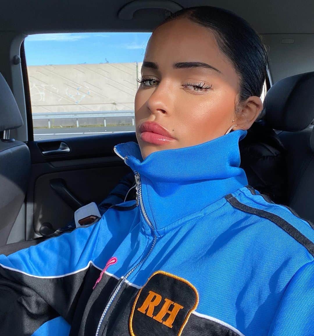 NISRINA SBIAのインスタグラム：「Sleepy Eye... 💤」