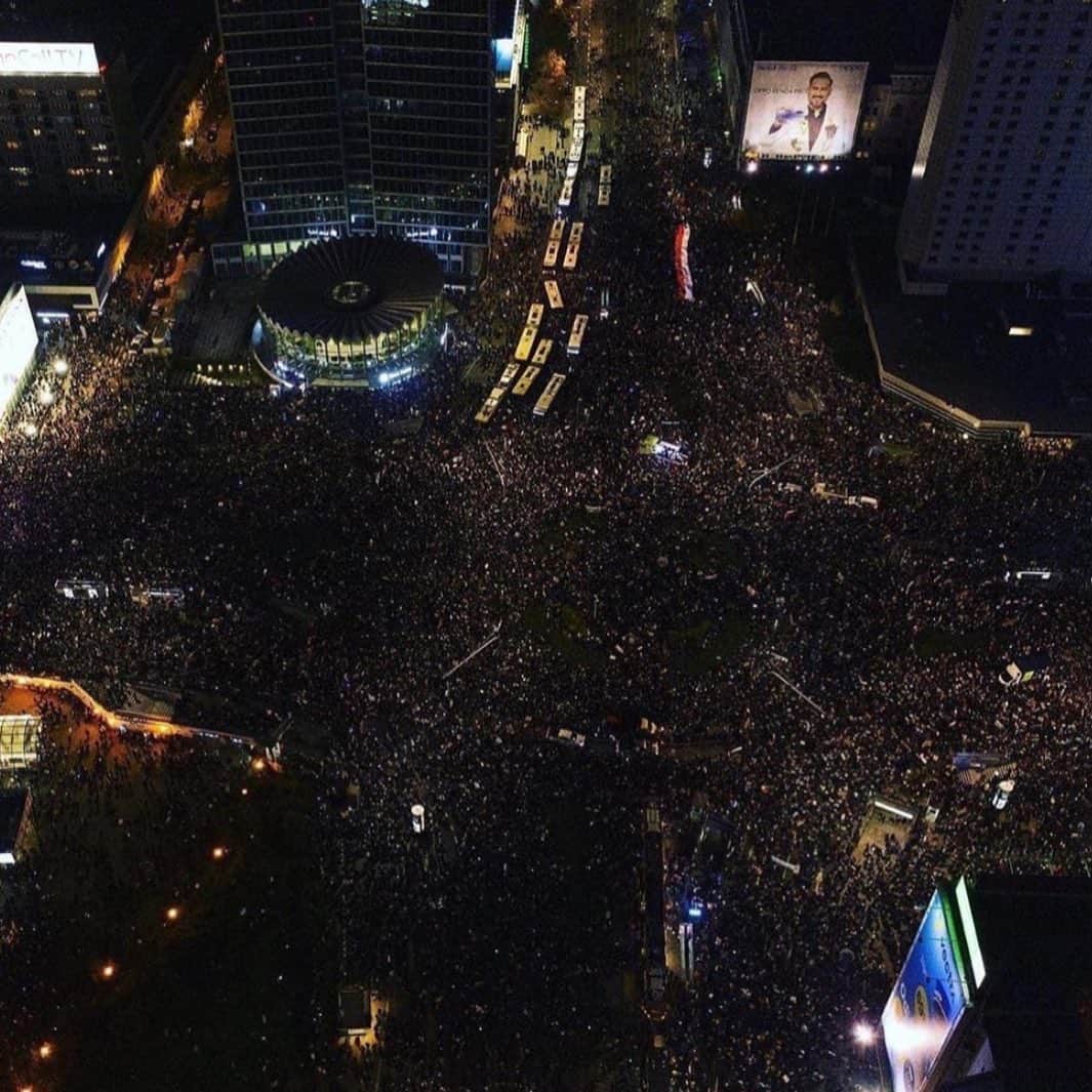 アニヤ・ルービックのインスタグラム：「This is now!!!!!!!! #warsaw #strajkkobiet zdj @bart.staszewski」