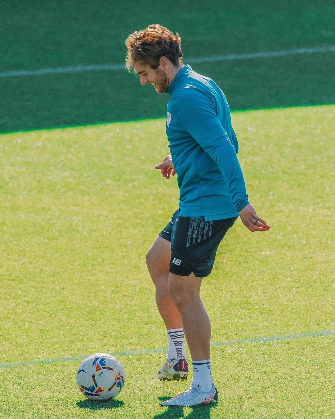 イバイ・ゴメスのインスタグラム：「That feeling 😀⚽️ Ya queda poquito... espero 😅💪🏼」