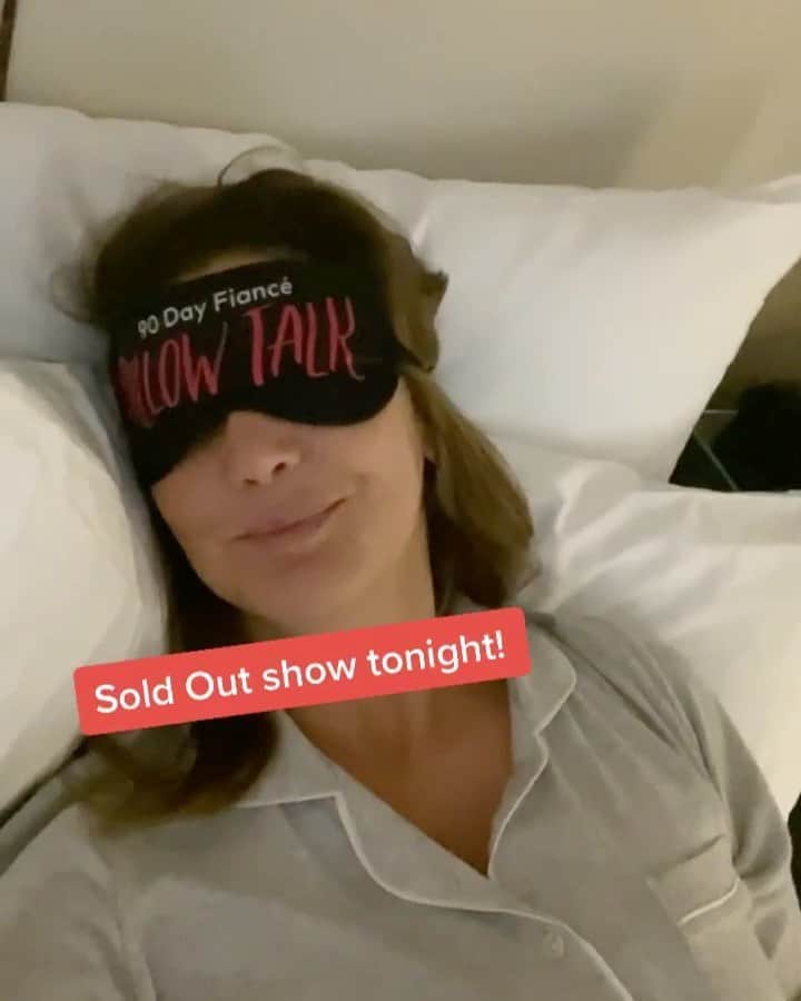 ヘザー・マクドナルドのインスタグラム：「People always ask me what it’s like to be a traveling stand up comic who is also a mom, so here it is.  Also, follow me on Tik Tok! @heathermcdonald   #standupcomedy #momgoals #boymom #parenting #comedy #adayinthelifeof #tempeimprov #tiktok #momsofinstagram #comedian #dayinthelife #dayinmylife #cobbscomedy #juicyscoop」