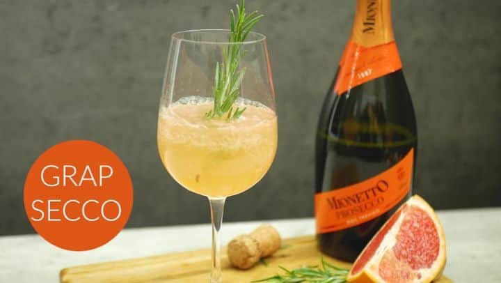 Mionetto Prosecco ČRのインスタグラム：「Další skvělý drink, který si připravíte doma a postačí vám k tomu grapefruit, Mionetto a rozmarýn na ozdobu 😍Na zdraví a užijte si páteční večer!🥂  #mionetto #mionettoprosecco #proseccovibes #podzim #autumn  #proseccococktails」