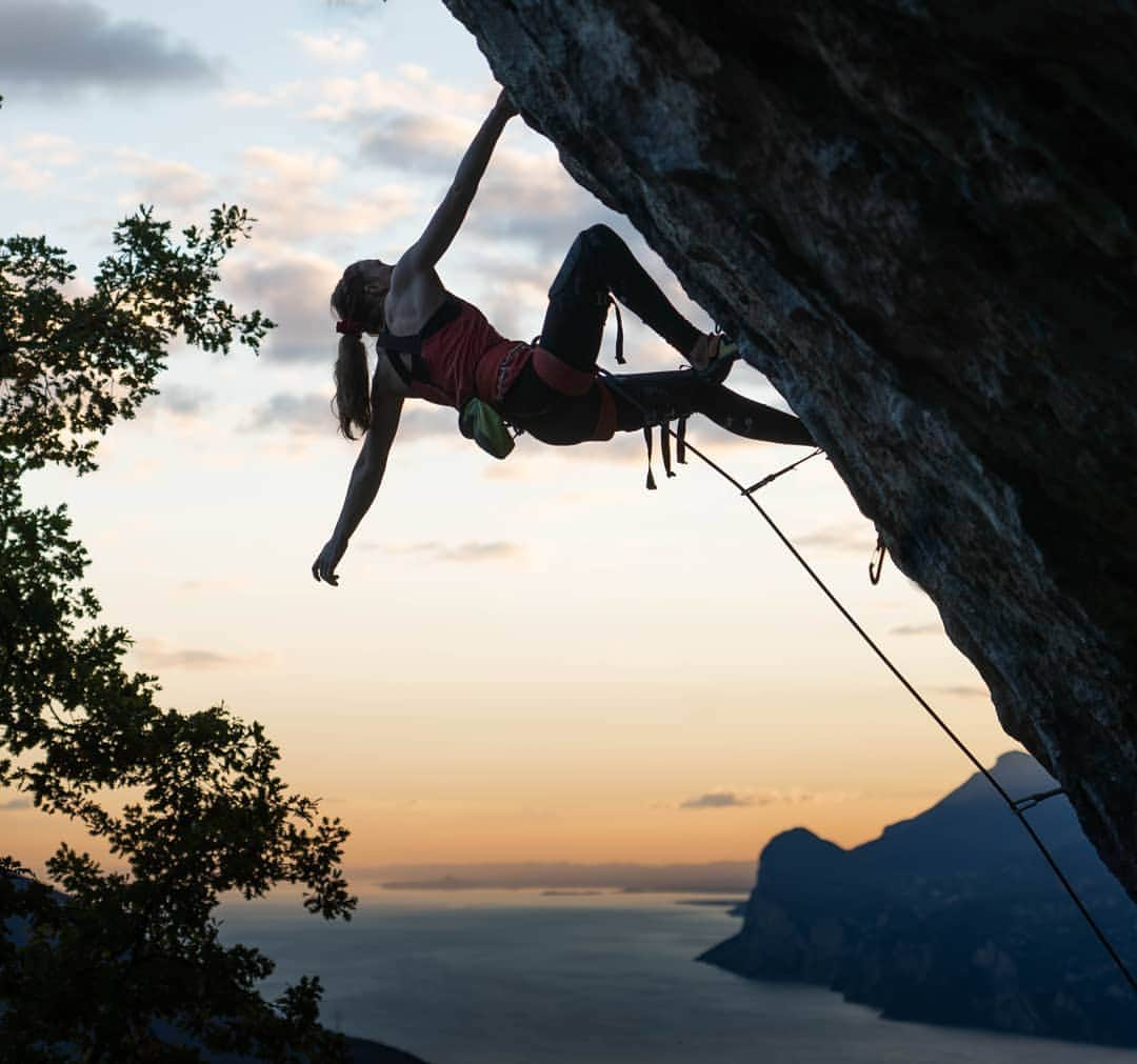 ヨルグ・バーホーベンさんのインスタグラム写真 - (ヨルグ・バーホーベンInstagram)「Back from Arco coaching the Austrian Youth team training camp. Superb limestone, great food, and good weather, what more to wish for? It's always fun seeing the youngsters so motivated, with every climbing day ending in headlamp night burns. Nevertheless, with Covid catching up all over Europe, a training camp was more tricky than ever! Thankful for the good times out there, with possible lockdowns looming around the corner. @katha_saurwein @austriaclimbing」10月31日 4時35分 - jorgverhoeven