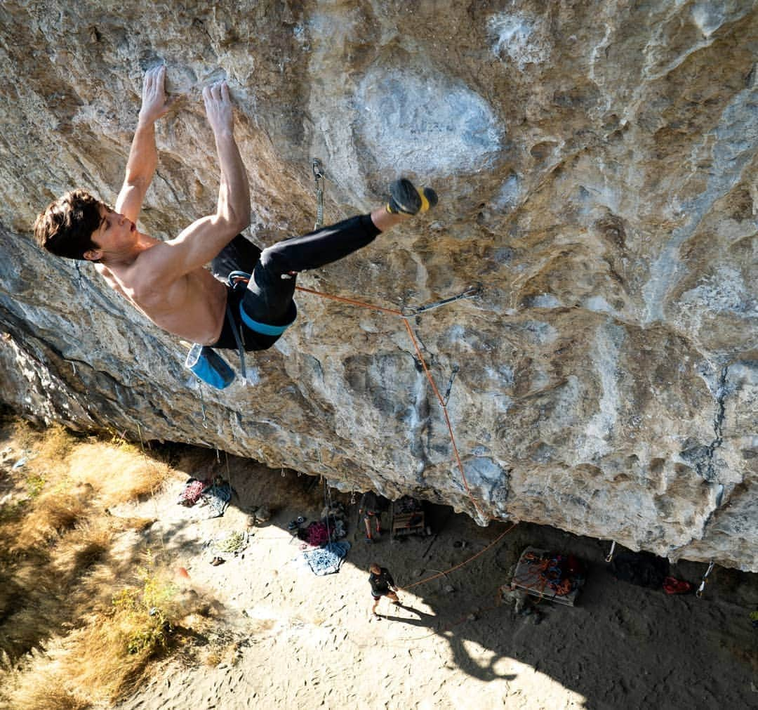 ヨルグ・バーホーベンさんのインスタグラム写真 - (ヨルグ・バーホーベンInstagram)「Back from Arco coaching the Austrian Youth team training camp. Superb limestone, great food, and good weather, what more to wish for? It's always fun seeing the youngsters so motivated, with every climbing day ending in headlamp night burns. Nevertheless, with Covid catching up all over Europe, a training camp was more tricky than ever! Thankful for the good times out there, with possible lockdowns looming around the corner. @katha_saurwein @austriaclimbing」10月31日 4時35分 - jorgverhoeven