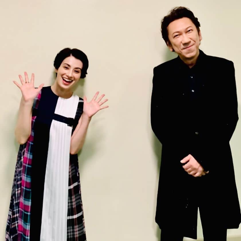 布袋寅泰さんのインスタグラム写真 - (布袋寅泰Instagram)「いよいよ明日放送となる 【SONGS OF TOKYO Festival 2020】で初めてお会いした司会のホラン千秋さんと。テレビで拝見するより何十倍も素敵な方でした。久しぶりのテレビでの生パフォーマンス、どうぞお楽しみに。 NHKワールドJAPANホームページからストリーミング配信、もしくはNHKワールドJAPANアプリでも視聴できます。 [11月1日(日)8:10～8:58、14:10～、19:10～、26:10～] https://www.nhk.or.jp/songsoftokyo/04/ja/ #songsoftokyo #布袋寅泰 #ホラン千秋 さん　#ソーシャルディスタンス　@chiakihoran_official」10月31日 4時44分 - hotei_official