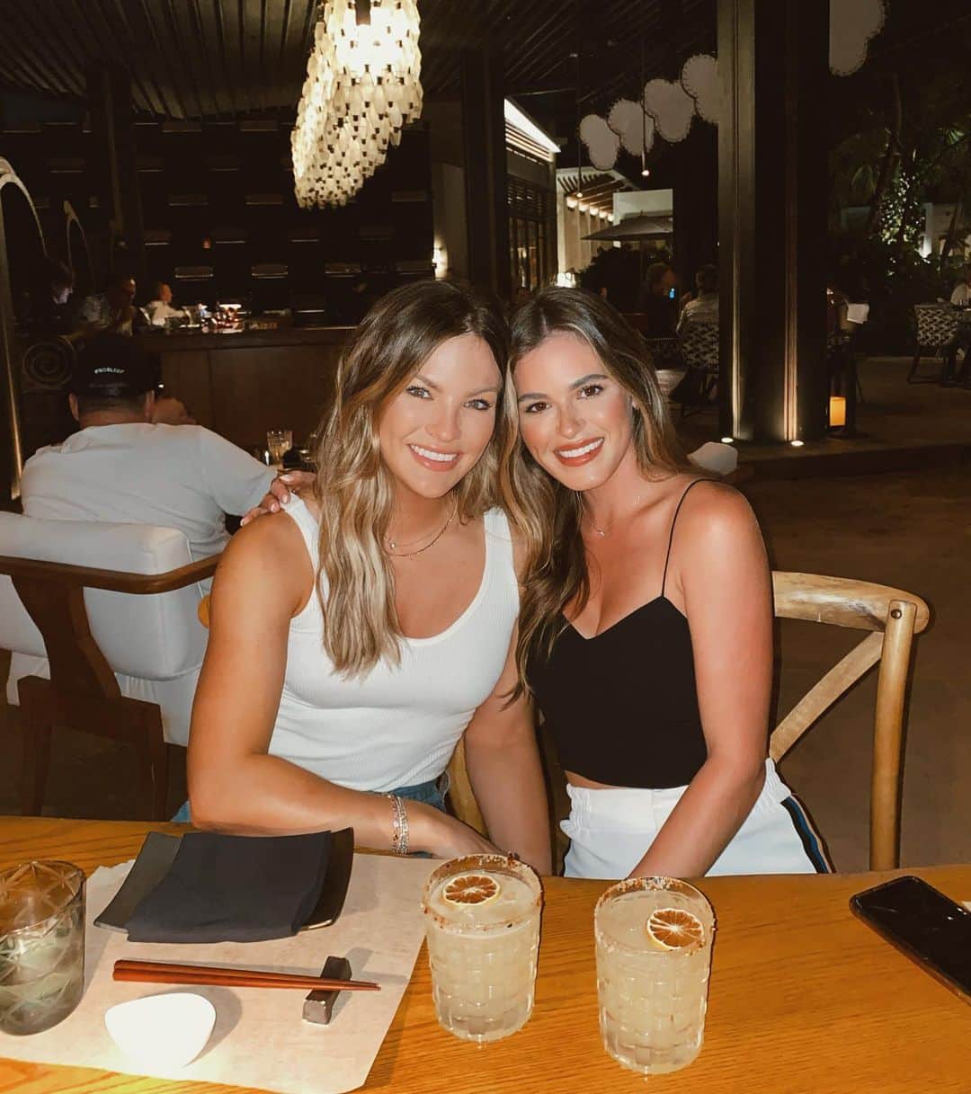 ジョジョ・フレッチャーのインスタグラム：「Happy Birthday to my beautiful, funny, kind, loyal, selfless and beyond thoughtful @beccatilley!! My heart is so full to be able to celebrate with you for our 5th year in a row. 👯‍♀️🥳 Thank you for being the human and best friend that you are!  I love you SO MUCH!!!」