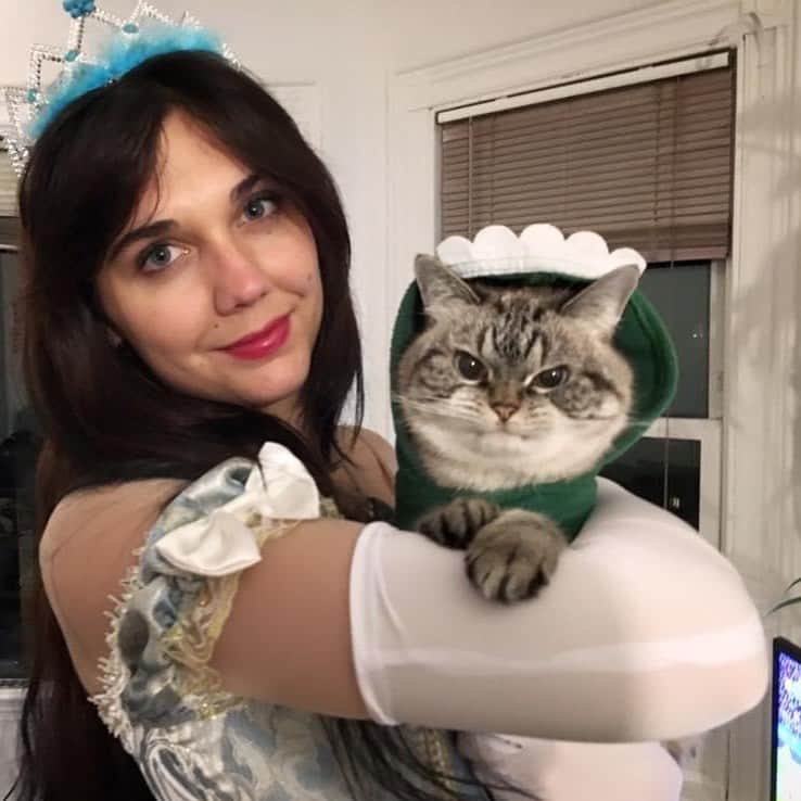Lokiさんのインスタグラム写真 - (LokiInstagram)「Gotta post this every year! I know it’s a day early but I’m traveling tomorrow and might forget. The princess @kaety_kat and the grumpy dragon. 👻🎃 #spookyseason #halloween #cats #cat #kitty #kittycat #kittygram #catsofinstagram #catsoninstagram #cats_of_instagram #catstagram #instacat」10月31日 4時57分 - loki_kitteh