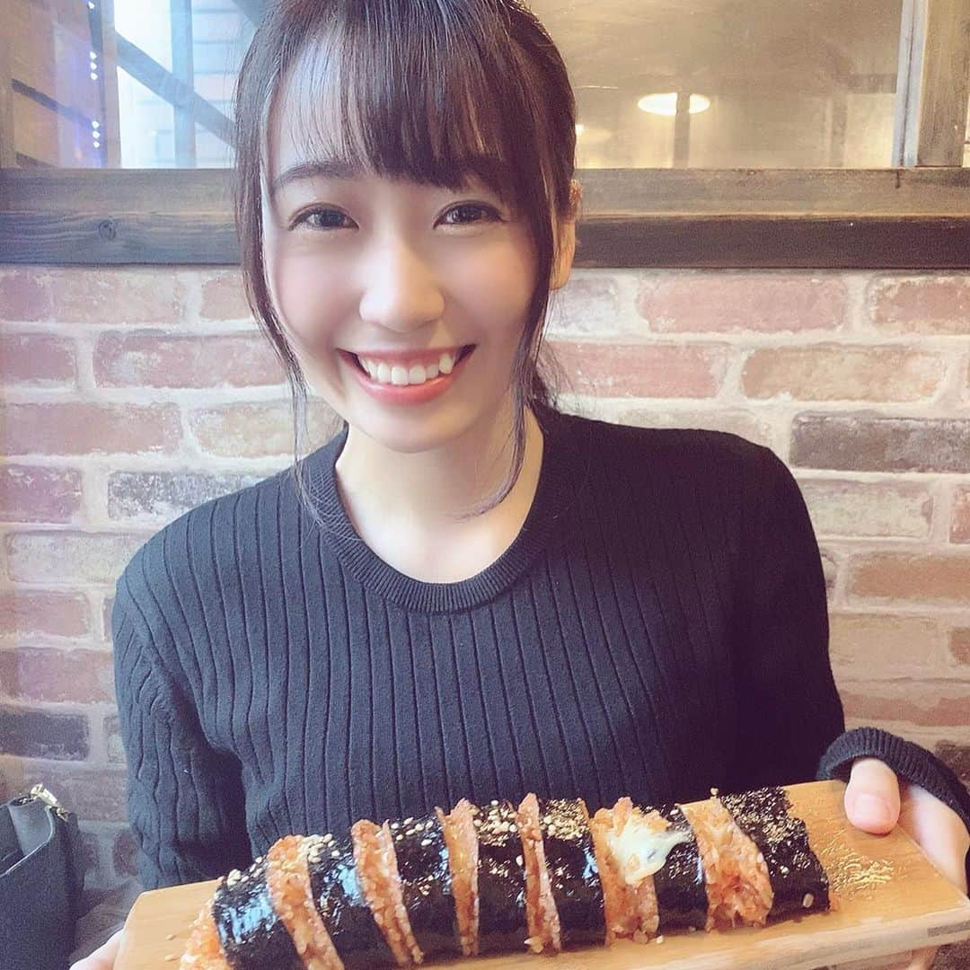 楠木まゆさんのインスタグラム写真 - (楠木まゆInstagram)「チーズキンパ！🧀 ・ 2枚目が動画びよーんってやつ。 絶妙にというか普通に下手くそだし最後処理に困ってる(笑)そしてガヤガヤうるさいかも。。音量注意⚠︎ ・ 韓国料理すきー辛いの食べれないけどすきー。新大久保すきー。 ・ #チーズキンパ #トンマッコル #新大久保グルメ #チーズびよーん #キンパ #流行りのやつ #cheese」10月31日 4時51分 - kusunoki__mayu