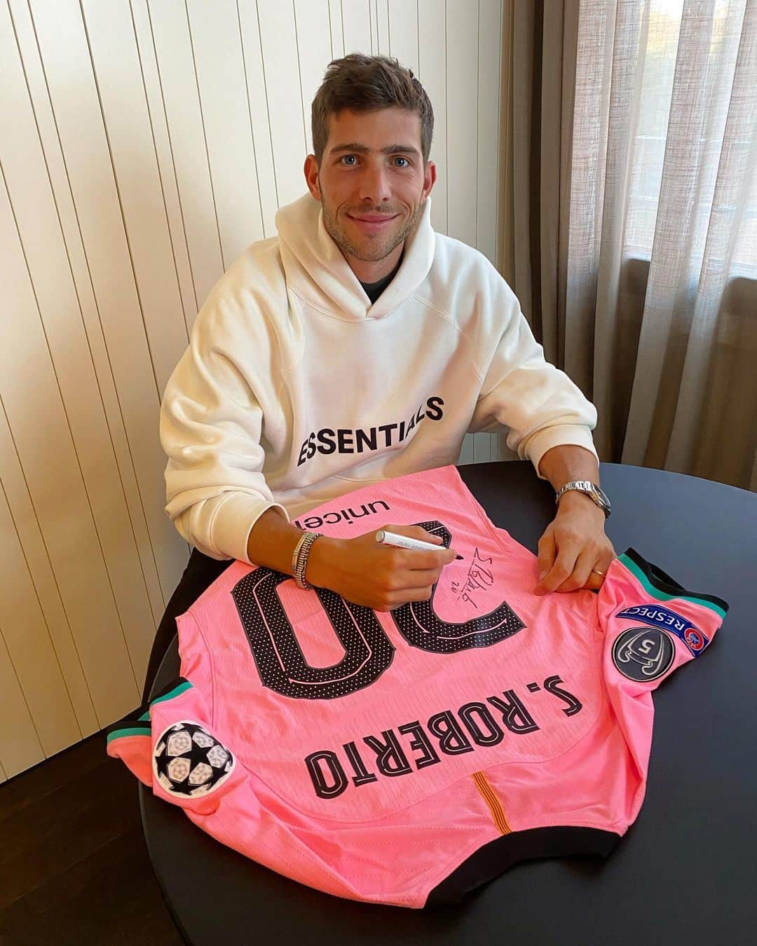 セルジ・ロベルトのインスタグラム：「🚨To thank all of you for your support, I’m giving away together with @433 , this shirt I’ve played last game against Juventus  All you have to do is: -Follow me and @433  -Tag 3 friends  Good luck!!😃」