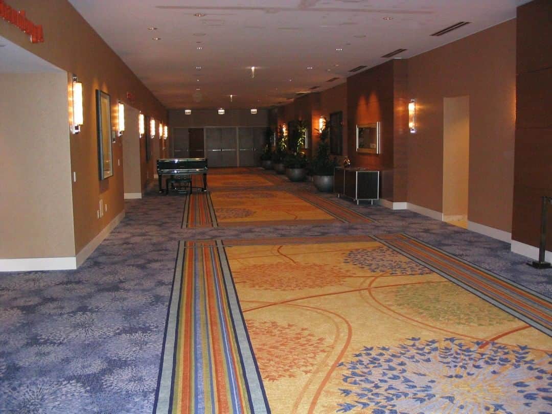 Reiko Lewisさんのインスタグラム写真 - (Reiko LewisInstagram)「Condo corridor renovation I was invited to bid on the corridor renovation project of one of the condos in Waikiki. I did many hotel corridors and it is fun to do a graphic design of carpets. Despite that it looks 2D design, it is a 3D design!  The pictures are corridors of my past hotel project コンドミニアムの廊下改修プロジェクト ワイキキにあるコンドミニアムの廊下改修プロジェクトの入札に招待されました。 ホテルの廊下のデザインをたくさん経験しましたが、カーペットのグラフィックデザインをするのはとても楽しい作業です。 デザインは一見2Dデザインに見えますが、実は3Dデザインなのですよ！ 写真は私がデザインしたホテルのものです。 #hawaiiinteriordesign #newproject #stylishlifestyle #condo #corridordesign #ハワイインテリアデザイン #スタイリッシュ ＃コンドミニアム」10月31日 5時00分 - ventus_design_hawaii