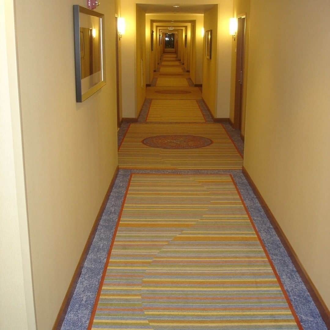 Reiko Lewisさんのインスタグラム写真 - (Reiko LewisInstagram)「Condo corridor renovation I was invited to bid on the corridor renovation project of one of the condos in Waikiki. I did many hotel corridors and it is fun to do a graphic design of carpets. Despite that it looks 2D design, it is a 3D design!  The pictures are corridors of my past hotel project コンドミニアムの廊下改修プロジェクト ワイキキにあるコンドミニアムの廊下改修プロジェクトの入札に招待されました。 ホテルの廊下のデザインをたくさん経験しましたが、カーペットのグラフィックデザインをするのはとても楽しい作業です。 デザインは一見2Dデザインに見えますが、実は3Dデザインなのですよ！ 写真は私がデザインしたホテルのものです。 #hawaiiinteriordesign #newproject #stylishlifestyle #condo #corridordesign #ハワイインテリアデザイン #スタイリッシュ ＃コンドミニアム」10月31日 5時00分 - ventus_design_hawaii