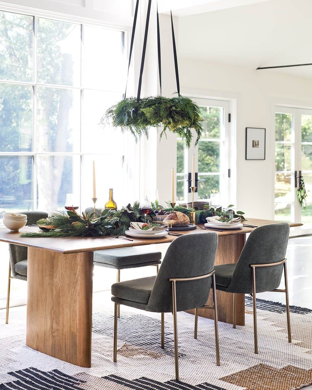 west elmさんのインスタグラム写真 - (west elmInstagram)「On #FairTradeFriday, we're celebrating our @fairtradecertified Anton Solid Wood Dining Table, made for everyday dinners, special family feasts and everything in between. Link in bio to shop this holiday spread! #FairTrade #NationalFairTradeMonth #ShareYourFair」10月31日 5時01分 - westelm