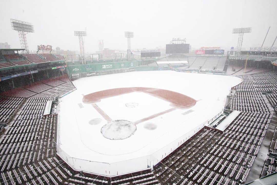 ボストン・レッドソックスさんのインスタグラム写真 - (ボストン・レッドソックスInstagram)「Snow angels in the outfield, anyone?」10月31日 5時03分 - redsox