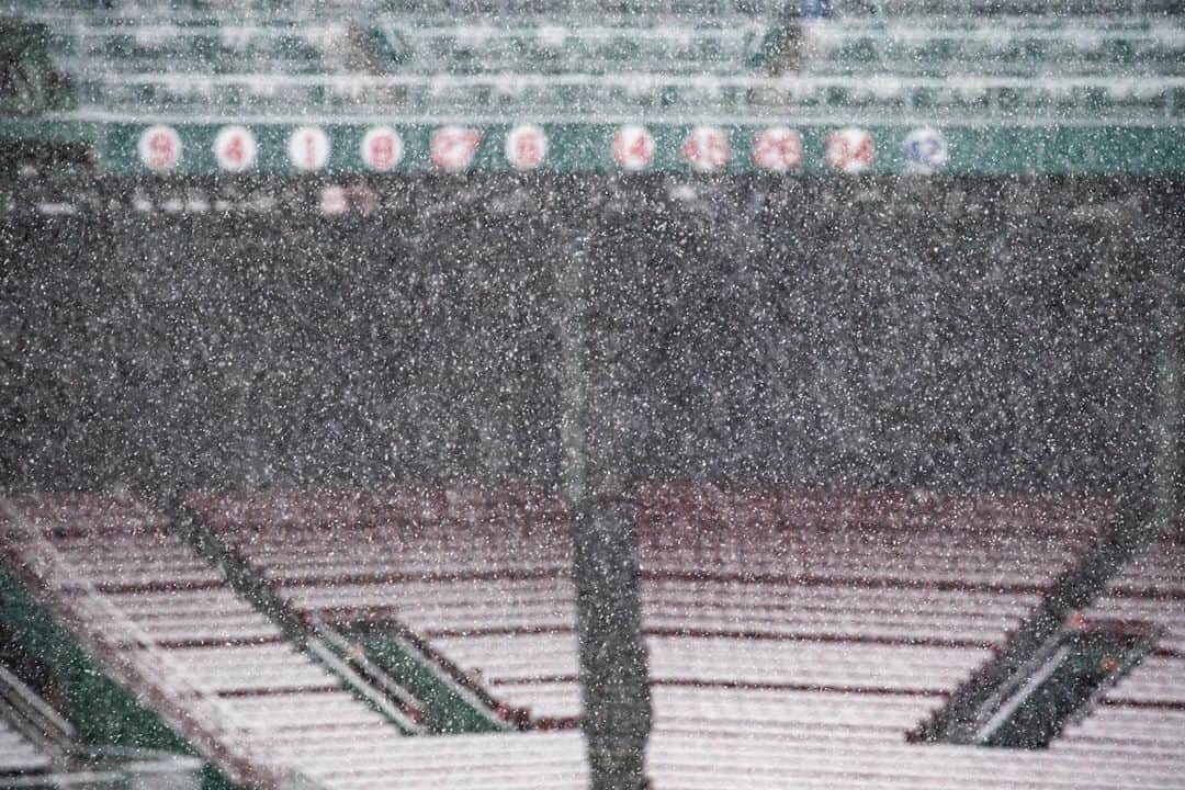 ボストン・レッドソックスさんのインスタグラム写真 - (ボストン・レッドソックスInstagram)「Snow angels in the outfield, anyone?」10月31日 5時03分 - redsox