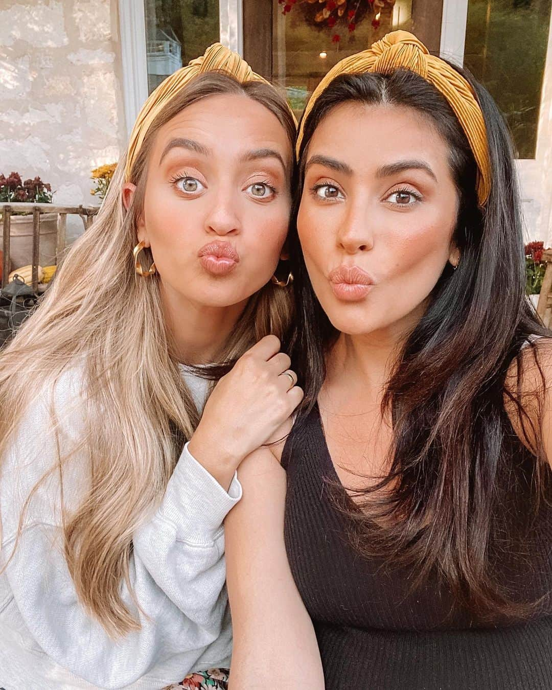 Sazan Hendrixさんのインスタグラム写真 - (Sazan HendrixInstagram)「Love this girl and the quality time we recently got to spend together, and of course proving that blondes and brunettes can both have more fun 😉 We are both rocking my #sazanxwildprimrose yellow headbands & it's safe to say that it looks good on any hair color 💛 now available online and in-stores at @walmart! ✨ @conair @scunci #SazanXConair #SazanXscünci #happyfriday」10月31日 5時13分 - sazan