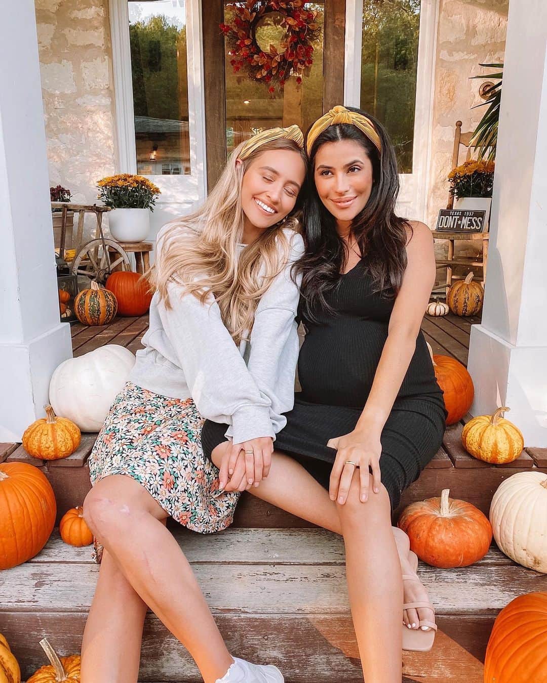 Sazan Hendrixさんのインスタグラム写真 - (Sazan HendrixInstagram)「Love this girl and the quality time we recently got to spend together, and of course proving that blondes and brunettes can both have more fun 😉 We are both rocking my #sazanxwildprimrose yellow headbands & it's safe to say that it looks good on any hair color 💛 now available online and in-stores at @walmart! ✨ @conair @scunci #SazanXConair #SazanXscünci #happyfriday」10月31日 5時13分 - sazan