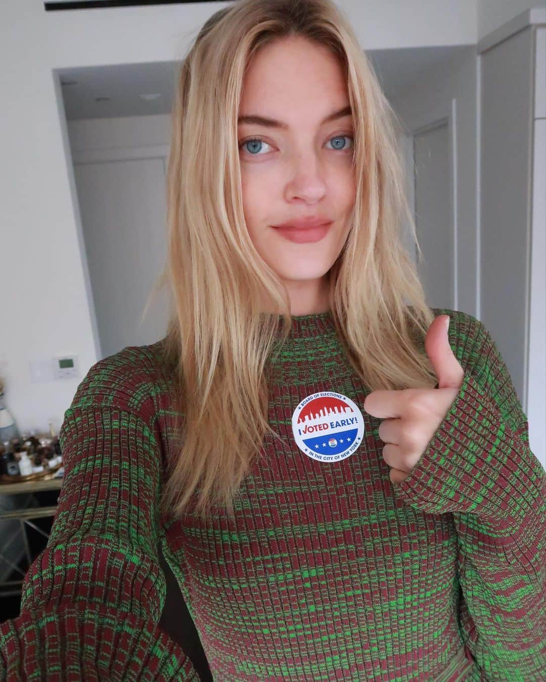 マーサ・ハントさんのインスタグラム写真 - (マーサ・ハントInstagram)「Obligatory post-voting selfie😊For in-person voting (& if switch of state registration), my passport & out-of-state license were not enough to verify me so make sure you bring a state ID/ utility bill/ proof of address! Luckily I had a bill on my phone- check to see if your state requires ID. My fav part was when the machine said my vote counted🙏 Have y’allll voted yet??💙 #BidenHarris2020」10月31日 5時06分 - marthahunt