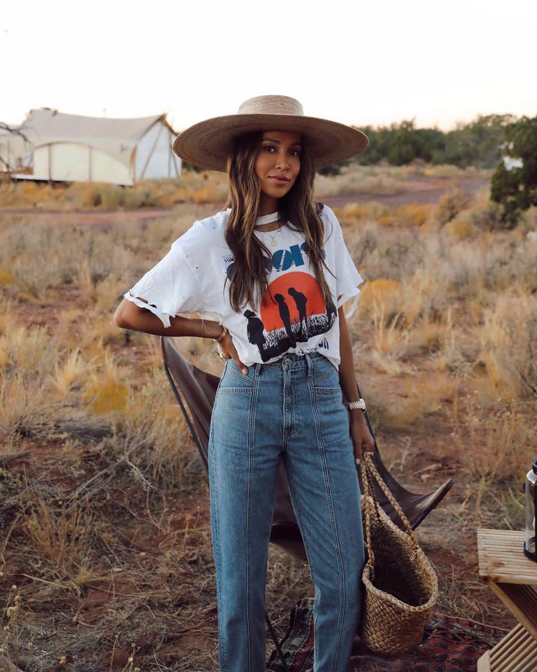 ジュリー・サリニャーナのインスタグラム：「happy camper. ✨✨ wearing @grlfrnd denim @revolve #campREVOLVE」