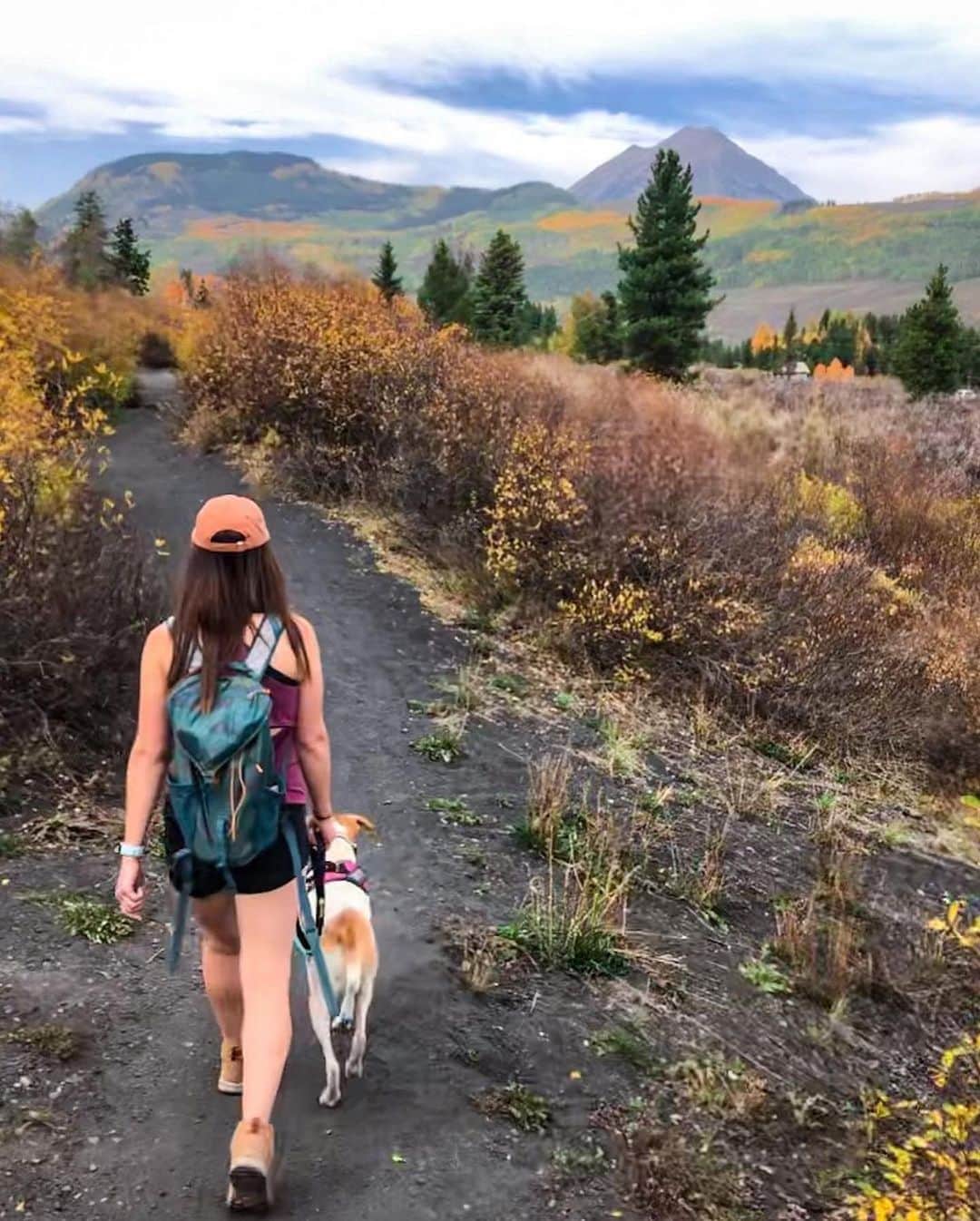 instagoodさんのインスタグラム写真 - (instagoodInstagram)「@paigevincent day 56: We left Crested Butte yesterday and headed back to Ridgway, CO! The colors were popping throughout the drive so we had to stop and check them out with the red dress! Enjoy:)」10月31日 5時08分 - instagood