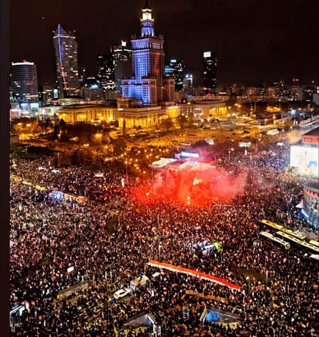 アニヤ・ルービックのインスタグラム：「#Warsaw #strajkkobiet 💪 #prawakobiet #prawaczłowieka #powiedzkomuś photo  @julia_matejczuk」