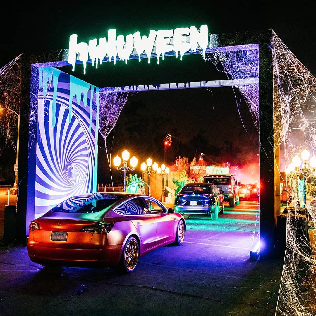 Hulu Home of Emmy-winningさんのインスタグラム写真 - (Hulu Home of Emmy-winningInstagram)「#Huluween wouldn't be complete without a spooky watch party! Swipe to see more from our Huluween Drive-in ➡️🎃 . Didn't get to attend? Have no fear –– head to www.huluween.com for some scary surprises!」10月31日 5時17分 - hulu