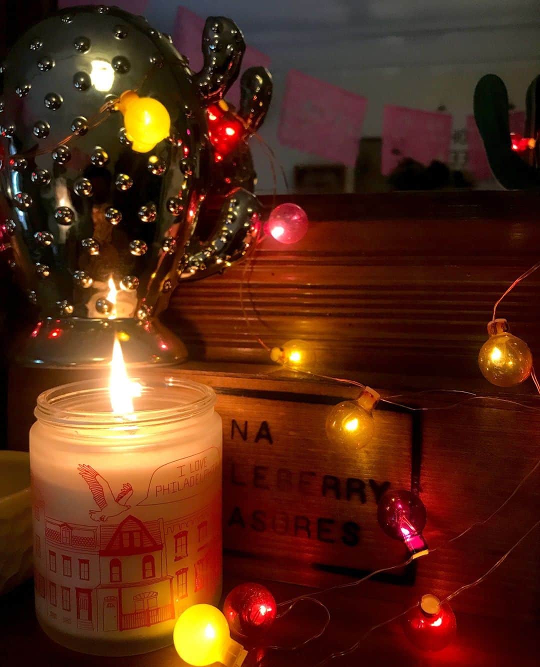 マップトートのインスタグラム：「weekend plans: fall candles, mood lighting and a marathon of Halloweentown on Disney+ ...stay spooky you guys!」