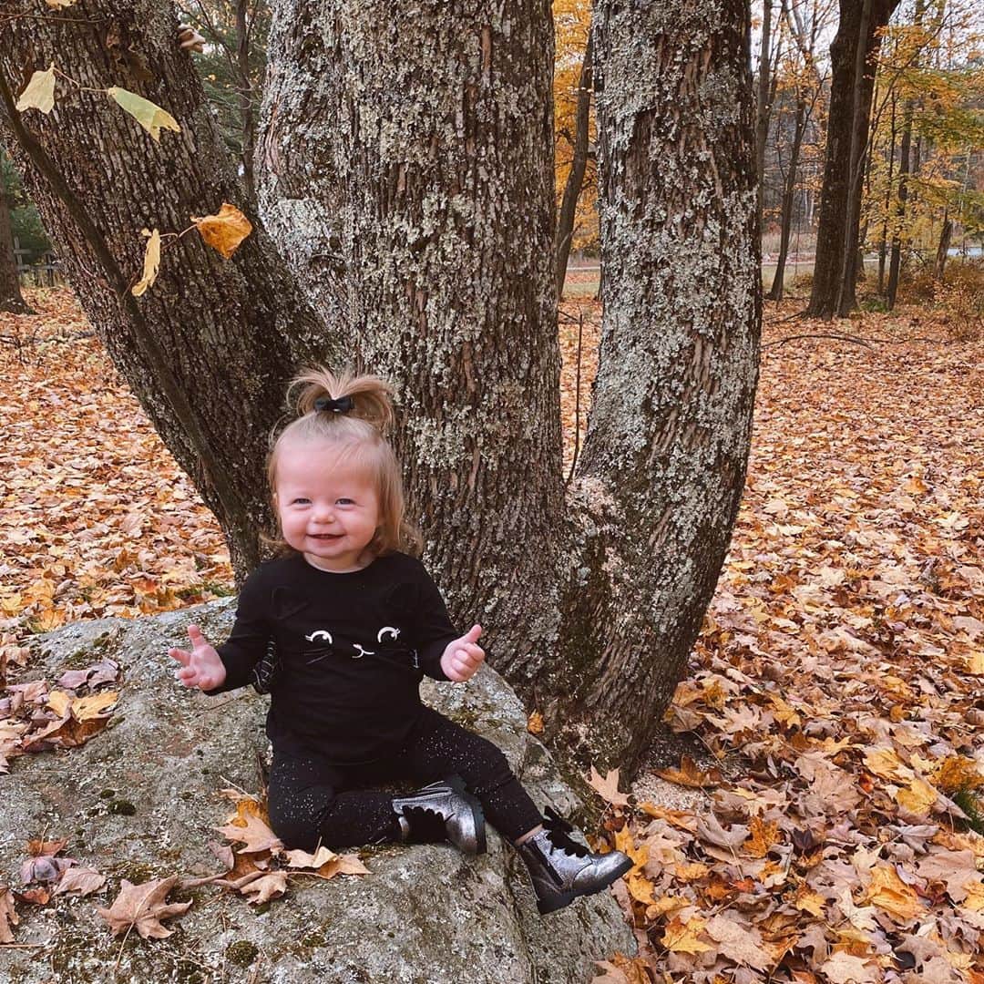 Helena Glazer Hodneのインスタグラム：「Tomorrow will be Sasha's first Halloween and it will definitely be a bit less traditional than our past ones with Nate. How are you all celebrating Halloween this year? For those with little ones, are you doing anything to make it festive for them? Sasha's full outfit is from @hm. They always have the best holiday stuff. #hmxme #HMLeague」