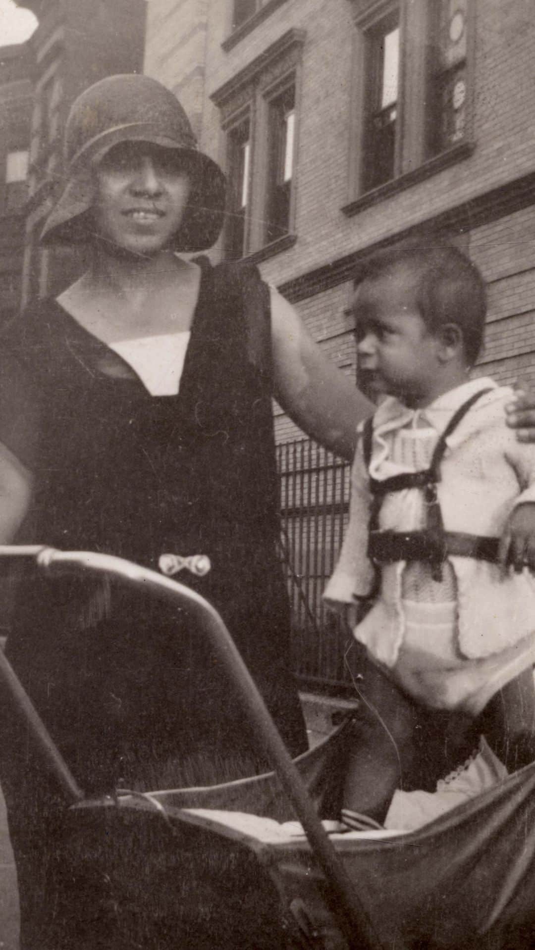 のインスタグラム：「Clotilde Arias lived through the Great Depression, World War II, and the development of the advertising industry—not only as a witness but as a full participant and agent of change. Her story reminds us of the resilience and creativity of many Latina immigrants. Her best-known act of patriotism was creating a singable Spanish-language version of the Star-Spangled Banner.   A collaboration between our museum and Smithsonian Latino Center, the Latinas Talk Latinas series explores the stories of 10 Latinas as told by curators, scientists, and educators across the Smithsonian.   Are you an educator interested in bringing Clotilde Arias’s story into your classroom? Follow the link in our bio to find a Learning Lab collection via Smithsonian Education that can help: https://s.si.edu/380hO8P  #BecauseOfHerStory #AmericanHistory #History #LatinxHistory #LatinoHistory #LatinaHistory #AdvertisingHistory #MusicHistory #StarSpangledBanner #LatinasTalkLatinas」