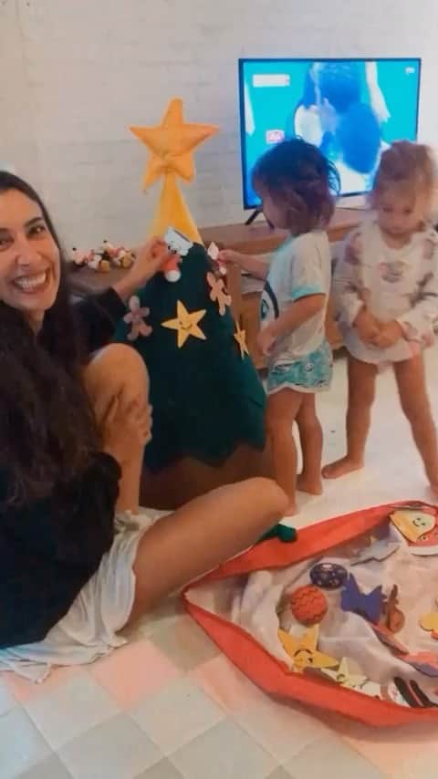 シェイラ・カストロのインスタグラム：「Presente muito especial da @inphantil!!! Primeira árvore de natal que minhas filhas montam, vai ficar marcado pra sempre nas nossas memórias!!! Obs: infelizmente o insta da @inphantil foi clonado e para quem quiser essa árvore ou qualquer outra coisa, entrar em contato pelo WhatsApp: 61-98238-8828 #albumdalizeninna #23meses」