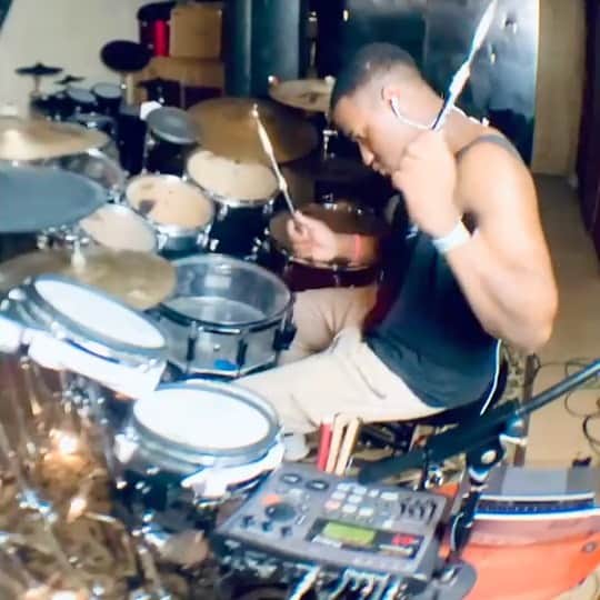 ジェイコブ・ザルトリウスのインスタグラム：「OVER! U! OUT! NOW! 💔🔥🥁」