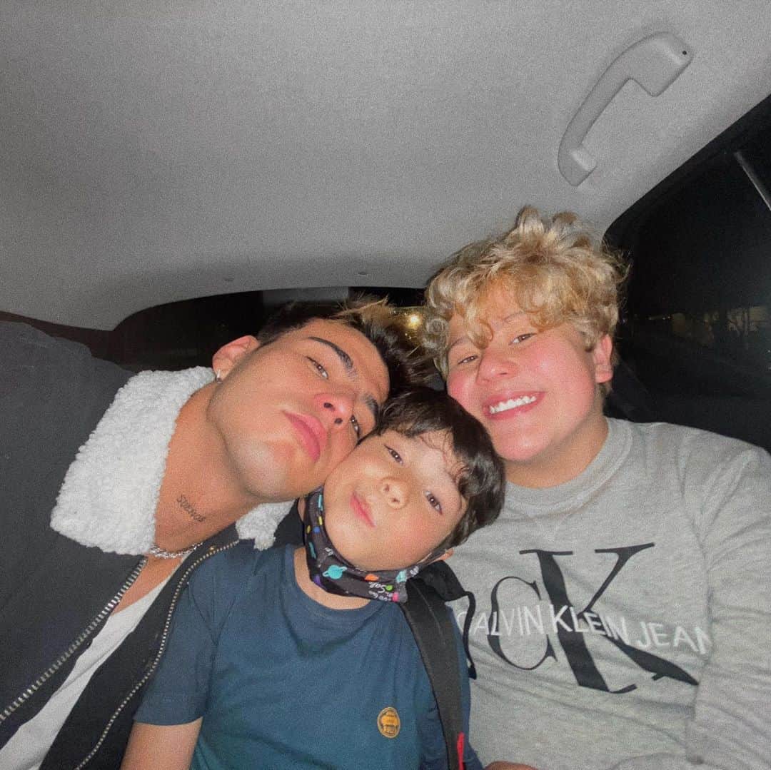 のインスタグラム：「3 hermanos, 2 moods.」